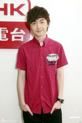 幻灯图：江若琳背心红裙亮相 笑言嫩模太多分不清楚