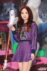 组图：台女歌手翻滚劈腿露底裤 熊抱黄鸿升