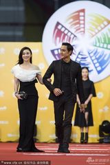 组图：“连城”袁姗姗秀美肩 明道挥手心情靓