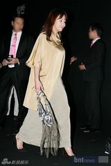 组图：具荷拉柳真等艺人出席韩国设计师时装展