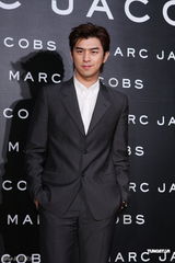 组图：林熙蕾与陈柏霖携手看秀 拼龙子顺其自然