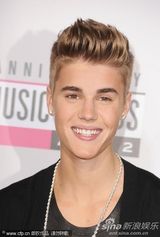 歌手Lucy Hale与最新一季美国偶像冠军Phillip 