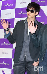 组图：2PM携代言品牌办签名会 尼坤呆萌亮相