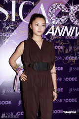 幻灯图：许志安出席时尚活动 谢婷婷短裙秀性感