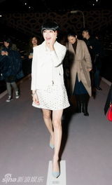 组图：秦岚白衣抢眼 三套秀场LOOK高潮迭起