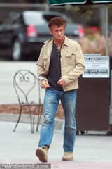 组图：西恩-潘忘却斯嘉丽疑觅新欢 牵手逛街颇甜蜜