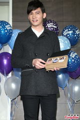 组图：温升豪35岁生日圆歌手梦 唱新歌回馈歌迷