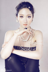 组图：张舒媛蕾丝写真曝光 珠光宝气显名媛气质