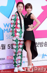 组图：SJ希澈与SHINeeKey携妻亮相发布会