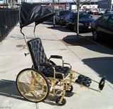 组图：GaGa镀金轮椅首亮相 被胞妹举起小肚微凸