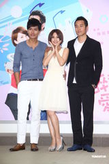 组图：杨丞琳出席新戏首映会 “醉”爱张孝全