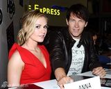 高清图：《真爱如血》剧组亮相 帕奎因红衣性感