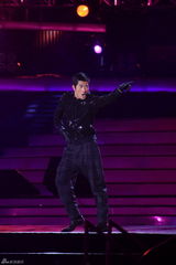 高清图：东方卫视跨年火热上演 郭富城展舞王风范