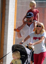 高清组图：娜奥米-沃茨全家出游 一对儿子可爱