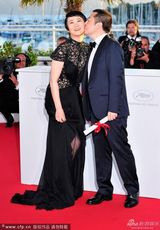 组图：贾樟柯获最佳编剧 与赵涛甜蜜亲吻