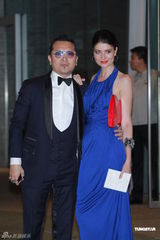 组图：李玟着鱼尾礼服亮相 大方与丈夫亲吻拍照