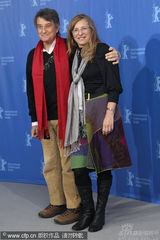 幻灯图集：《谜团》发布会 主创红围巾抢镜