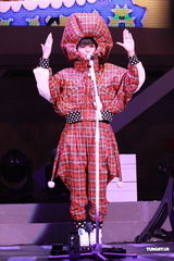 高清组图：何韵诗不改帅气风格 蘑菇头中性开唱