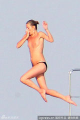 组图：凯特-莫斯携子女度假 销魂裸跳晒“飞机场”