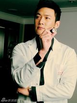 组图：陆毅拍大片化身制表师 白色造型个性十足