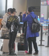 组图：郭涛携妻恩爱现身机场 离婚传闻不攻自破