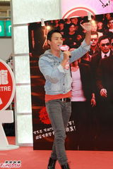 组图：陈伟霆谈裸跑尴尬笑 未能邀阿Sa看首映