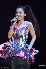 组图：Twins上海开唱张杰助阵 阿Sa赞其好男人