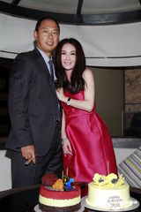 组图：温碧霞庆生与老公接吻秀甜蜜