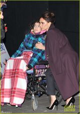 组图：贝克汉姆一家盛装亮相 辣妹摆酷三子型爆