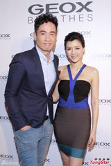 组图：陈茵媺当妈上围升级 与陈豪合体抢奶粉钱