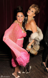 组图：凯特-莫斯派对性感复古风情迷人