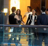 组图：那英张惠妹苦等庾澄庆热聊不停