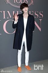 组图：李钟硕2AM瑟雍等帅气出席戴妃摄影发布会