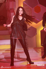 幻灯：阿娇变小魔女舞姿养眼 劲甩长发表演卖力