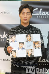 组图：BEAST出席签名会 招手竖大拇指问候粉丝