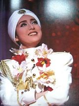 组图：天海佑希46岁生日 宝冢男角剧照大放送