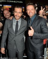 组图：休杰克曼挺《囚徒》首映 与杰克勾肩合照