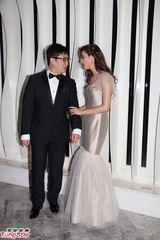 组图：徐子淇香槟色鱼尾裙秀丰满半球