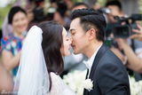 杨幂刘恺威完婚当众热吻 新娘洒泪双方父母到场