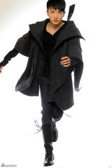 组图：许诺黑色潮装似时尚版蝙蝠侠