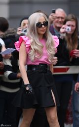 组图：Lady Gaga粉装黑裙亮相伦敦 高跟鞋抢眼