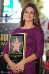 组图：克鲁兹入驻星光大道成西班牙第一人 笑拥德普