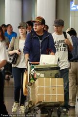 组图：李小冉宽松T恤遮孕肚 与鄢颇甜蜜回京