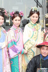 组图：《万凰之王》巡游胡杏儿称结婚无法自作主张