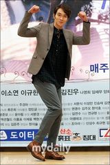 组图：李素妍等亮相韩剧《家族的诞生》发布会