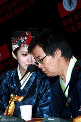 幻灯：张娜拉全家祭拜李时珍 不受“圈钱门”影响