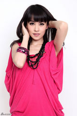 组图：阴奕彤最新写真曝光 纤长美腿显青春气息