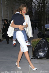 组图：米兰达可儿白色修身裙端庄 紧抱沉睡爱子