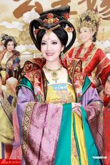 组图：佘诗曼新剧变刁蛮公主 开机仪式与陈豪搞笑