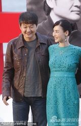 组图：张柏芝亮相变握手会 绿裙优雅难掩膝盖伤痕